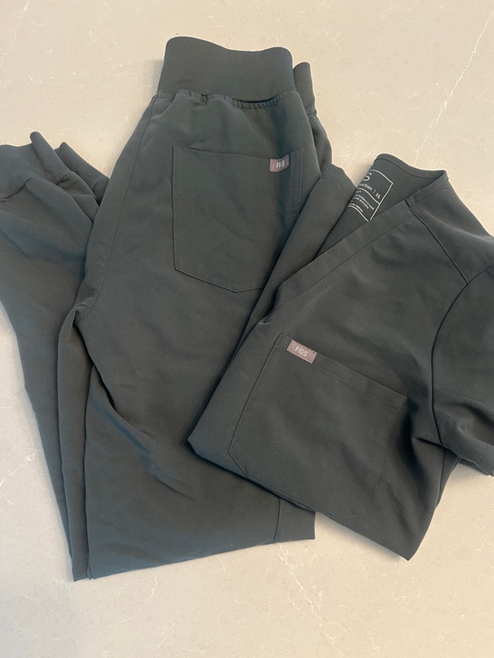 Women’s Figs XS high waisted joggers and Catarina top in XS, color Bonsai